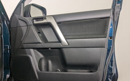 Toyota Land Cruiser Prado 150 рестайлинг 2, 2021 год, 6 400 000 рублей, 26 фотография