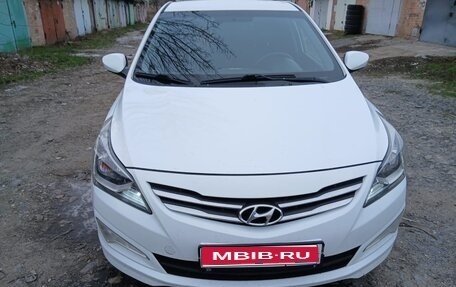 Hyundai Solaris II рестайлинг, 2015 год, 900 000 рублей, 1 фотография