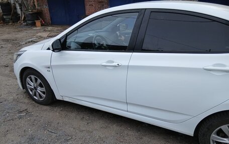 Hyundai Solaris II рестайлинг, 2015 год, 900 000 рублей, 5 фотография