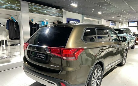 Mitsubishi Outlander III рестайлинг 3, 2019 год, 2 750 000 рублей, 4 фотография