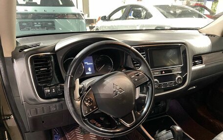 Mitsubishi Outlander III рестайлинг 3, 2019 год, 2 750 000 рублей, 9 фотография