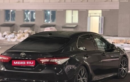 Toyota Camry, 2021 год, 3 200 000 рублей, 2 фотография