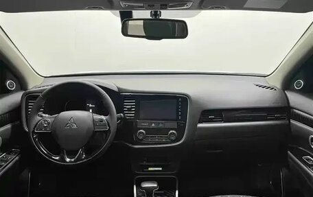 Mitsubishi Outlander III рестайлинг 3, 2021 год, 1 990 143 рублей, 8 фотография