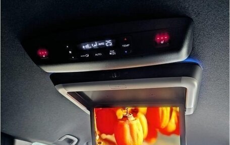 Honda Stepwgn, 2022 год, 2 360 000 рублей, 13 фотография