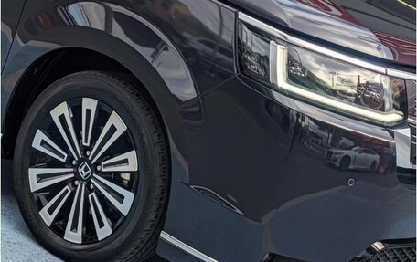 Honda Stepwgn, 2022 год, 2 360 000 рублей, 24 фотография