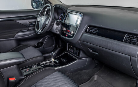 Mitsubishi Outlander III рестайлинг 3, 2020 год, 2 247 000 рублей, 11 фотография