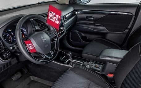 Mitsubishi Outlander III рестайлинг 3, 2020 год, 2 247 000 рублей, 10 фотография