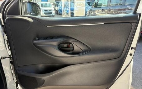 Toyota Yaris, 2021 год, 1 300 000 рублей, 13 фотография