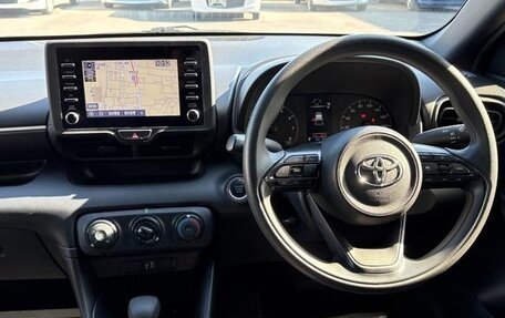 Toyota Yaris, 2021 год, 1 300 000 рублей, 5 фотография