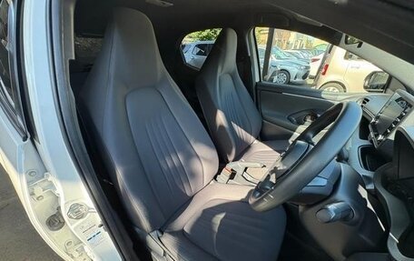 Toyota Yaris, 2021 год, 1 300 000 рублей, 6 фотография