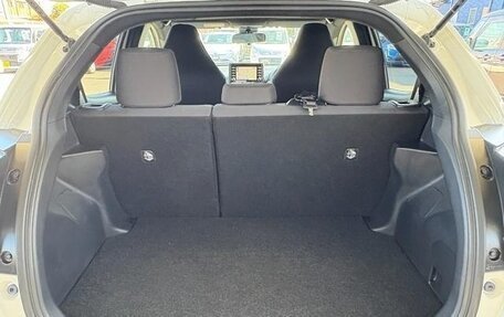 Toyota Yaris, 2021 год, 1 300 000 рублей, 15 фотография