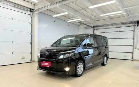 Toyota Voxy III, 2015 год, 1 999 000 рублей, 2 фотография