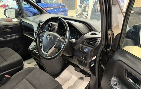 Toyota Voxy III, 2015 год, 1 999 000 рублей, 10 фотография