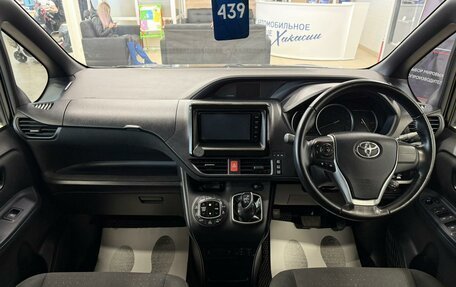 Toyota Voxy III, 2015 год, 1 999 000 рублей, 16 фотография