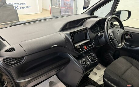 Toyota Voxy III, 2015 год, 1 999 000 рублей, 13 фотография