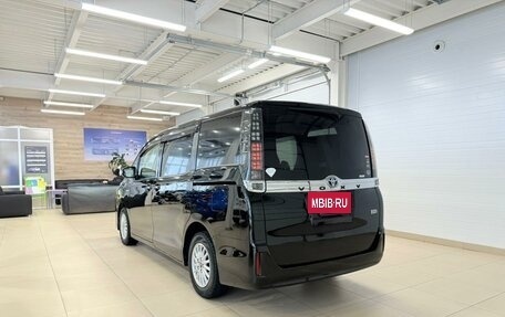 Toyota Voxy III, 2015 год, 1 999 000 рублей, 4 фотография