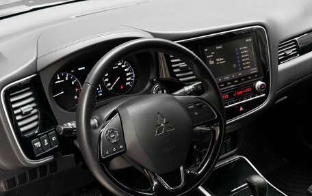 Mitsubishi Outlander III рестайлинг 3, 2022 год, 2 850 000 рублей, 10 фотография