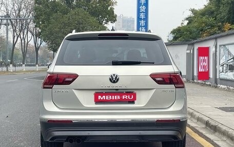 Volkswagen Tiguan II, 2021 год, 2 425 000 рублей, 5 фотография