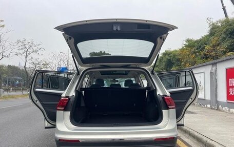 Volkswagen Tiguan II, 2021 год, 2 425 000 рублей, 7 фотография