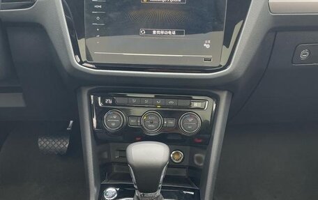 Volkswagen Tiguan II, 2021 год, 2 425 000 рублей, 13 фотография