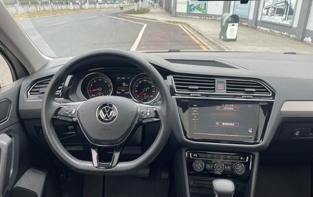 Volkswagen Tiguan II, 2021 год, 2 425 000 рублей, 11 фотография