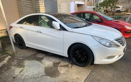 Hyundai Sonata VI, 2011 год, 980 000 рублей, 1 фотография