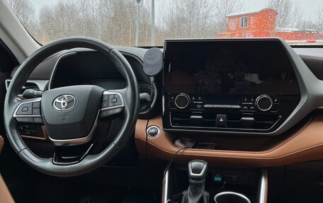 Toyota Highlander, 2023 год, 5 700 000 рублей, 10 фотография