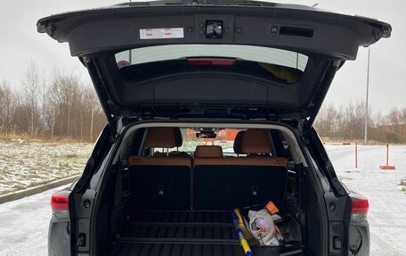 Toyota Highlander, 2023 год, 5 700 000 рублей, 6 фотография