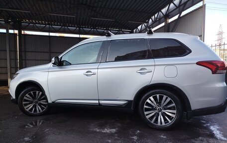 Mitsubishi Outlander III рестайлинг 3, 2019 год, 1 750 000 рублей, 5 фотография