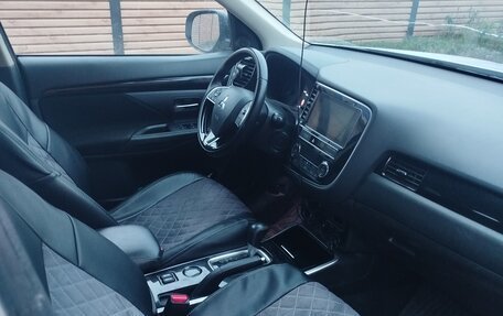 Mitsubishi Outlander III рестайлинг 3, 2019 год, 1 750 000 рублей, 14 фотография