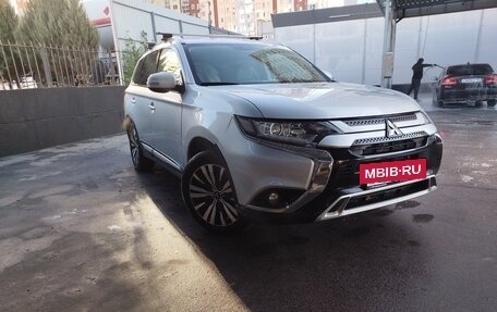 Mitsubishi Outlander III рестайлинг 3, 2019 год, 1 750 000 рублей, 3 фотография