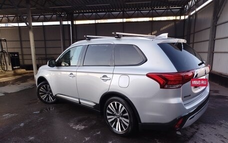 Mitsubishi Outlander III рестайлинг 3, 2019 год, 1 750 000 рублей, 6 фотография