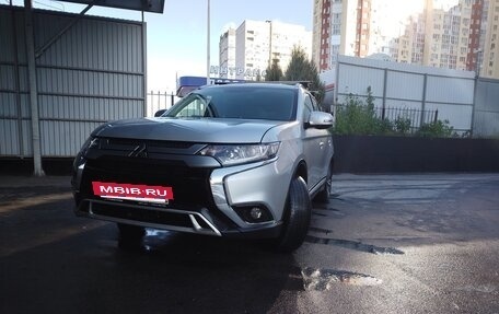 Mitsubishi Outlander III рестайлинг 3, 2019 год, 1 750 000 рублей, 2 фотография