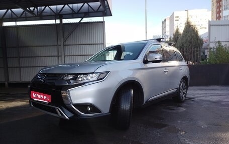 Mitsubishi Outlander III рестайлинг 3, 2019 год, 1 750 000 рублей, 4 фотография