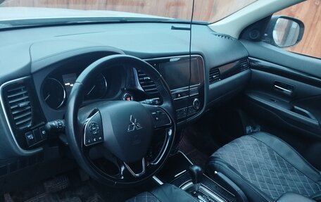 Mitsubishi Outlander III рестайлинг 3, 2019 год, 1 750 000 рублей, 15 фотография