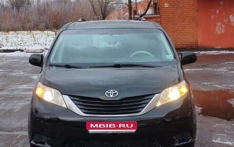 Toyota Sienna III, 2012 год, 2 000 000 рублей, 4 фотография
