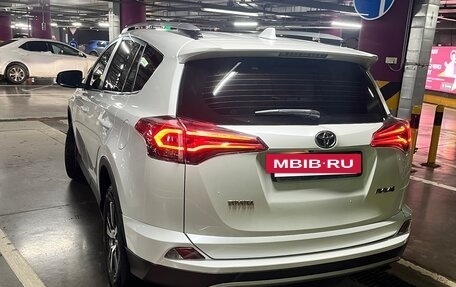 Toyota RAV4, 2018 год, 2 400 000 рублей, 2 фотография