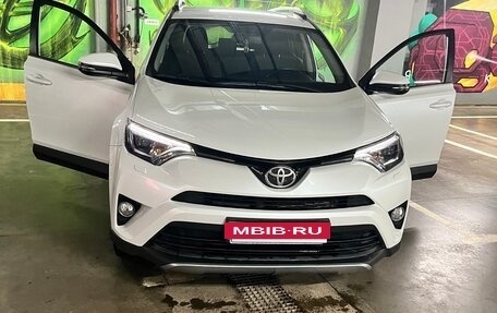 Toyota RAV4, 2018 год, 2 400 000 рублей, 10 фотография
