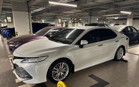 Toyota Camry, 2021 год, 3 450 000 рублей, 2 фотография