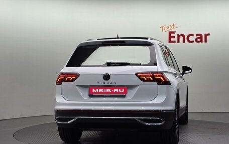 Volkswagen Tiguan II, 2021 год, 3 250 000 рублей, 2 фотография