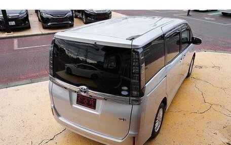 Toyota Voxy III, 2015 год, 1 800 000 рублей, 10 фотография