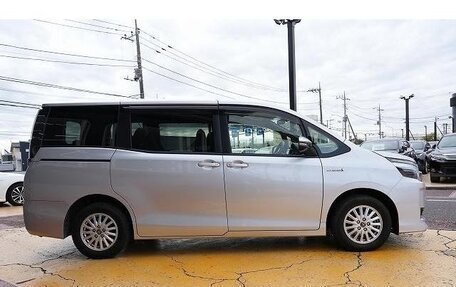 Toyota Voxy III, 2015 год, 1 800 000 рублей, 15 фотография