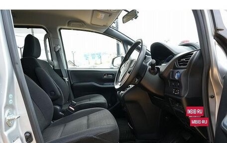 Toyota Voxy III, 2015 год, 1 800 000 рублей, 18 фотография