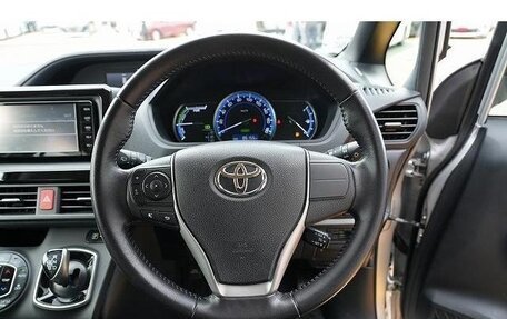 Toyota Voxy III, 2015 год, 1 800 000 рублей, 21 фотография