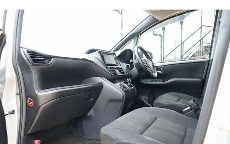 Toyota Voxy III, 2015 год, 1 800 000 рублей, 19 фотография