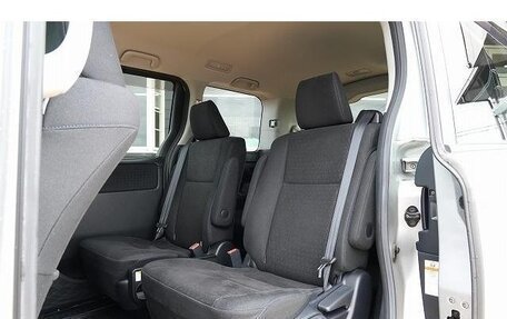 Toyota Voxy III, 2015 год, 1 800 000 рублей, 32 фотография