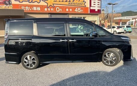 Toyota Voxy III, 2021 год, 2 370 005 рублей, 4 фотография