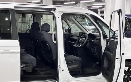 Honda Stepwgn, 2022 год, 2 610 000 рублей, 13 фотография