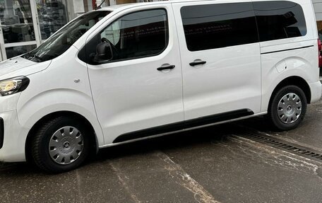 Peugeot Traveller I, 2018 год, 1 990 000 рублей, 2 фотография