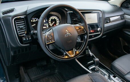 Mitsubishi Outlander III рестайлинг 3, 2021 год, 2 399 000 рублей, 6 фотография